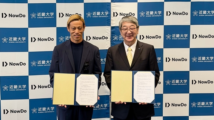 Now Do株式会社 代表取締役 本田 圭佑（左）、近畿大学 学長 細井 美彦（右）