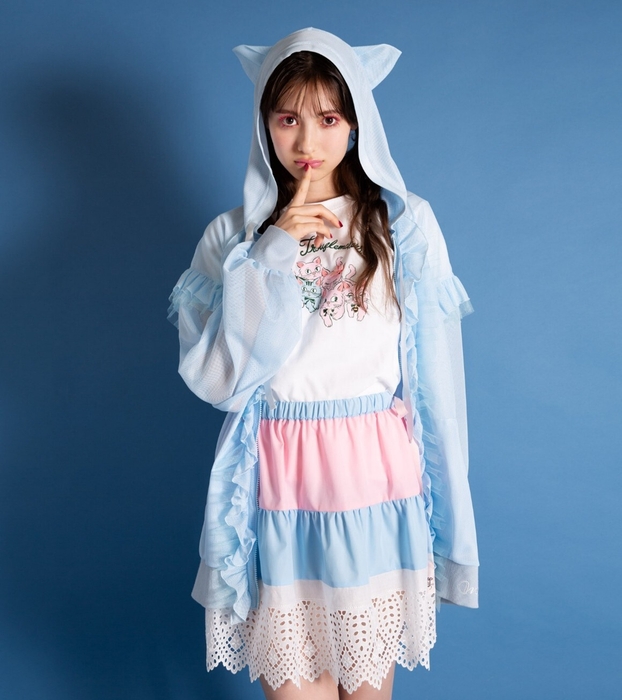 メッシュパーカー 30,250円 Tシャツ 9,350円 スカート 19,800円 (全て税込み)