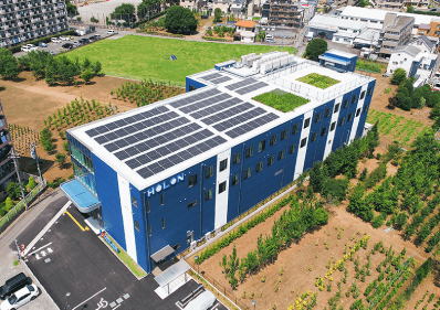 4階建ての本社工場は、1階部分にクリーンルームを設けている。屋上の太陽光発電導入には東京都の助成金を利用した