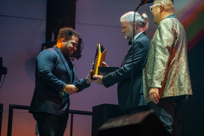 「Esports Awards 2023」にて受賞者SESO氏(左)に「Creative of the Year賞」を授与するローランド代表取締役社長ゴードン・レイゾン(中央) 写真提供:Esports Awards 2023