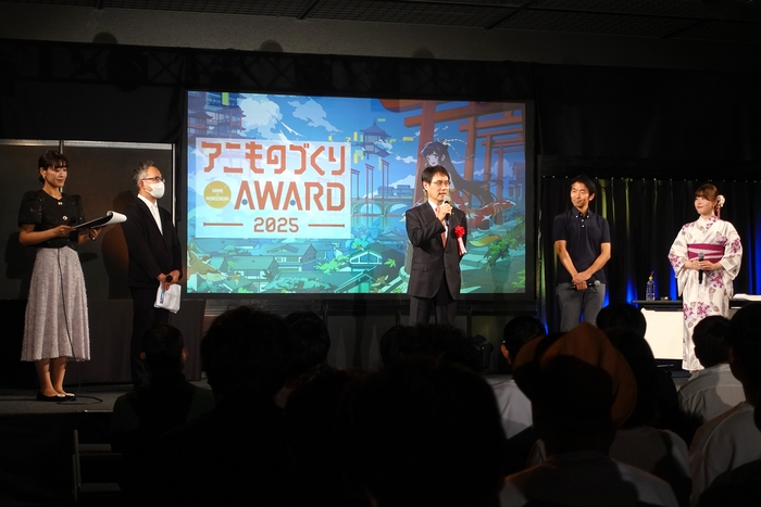 「京都アニものづくりアワード2025」表彰式の様子(左から、MC・三崎智子様、京都副市長・岡田 憲和様、ゲスト・中山淳雄様、スペシャルゲスト・石見舞菜香様)