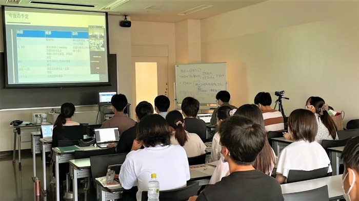 近畿大学経済学部生、堺市、PIAZZAの3者での打ち合わせの様子