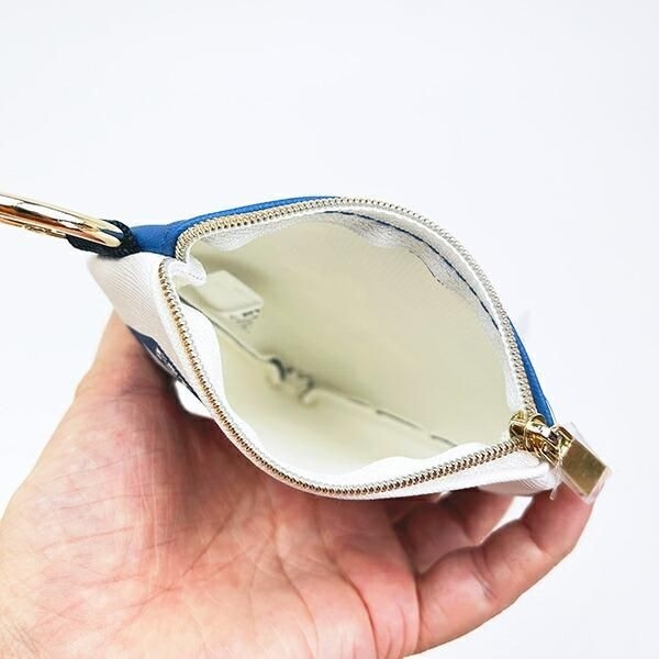 色や形が個性的なスヌーピーのポーチ