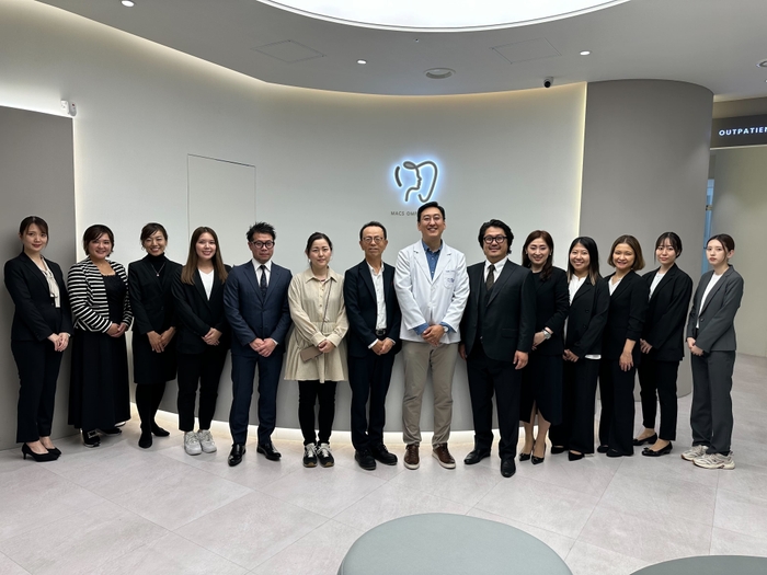 MACSクリニックを訪問したミライズスタッフ。中央には両者の連携を象徴する姿が並ぶ。