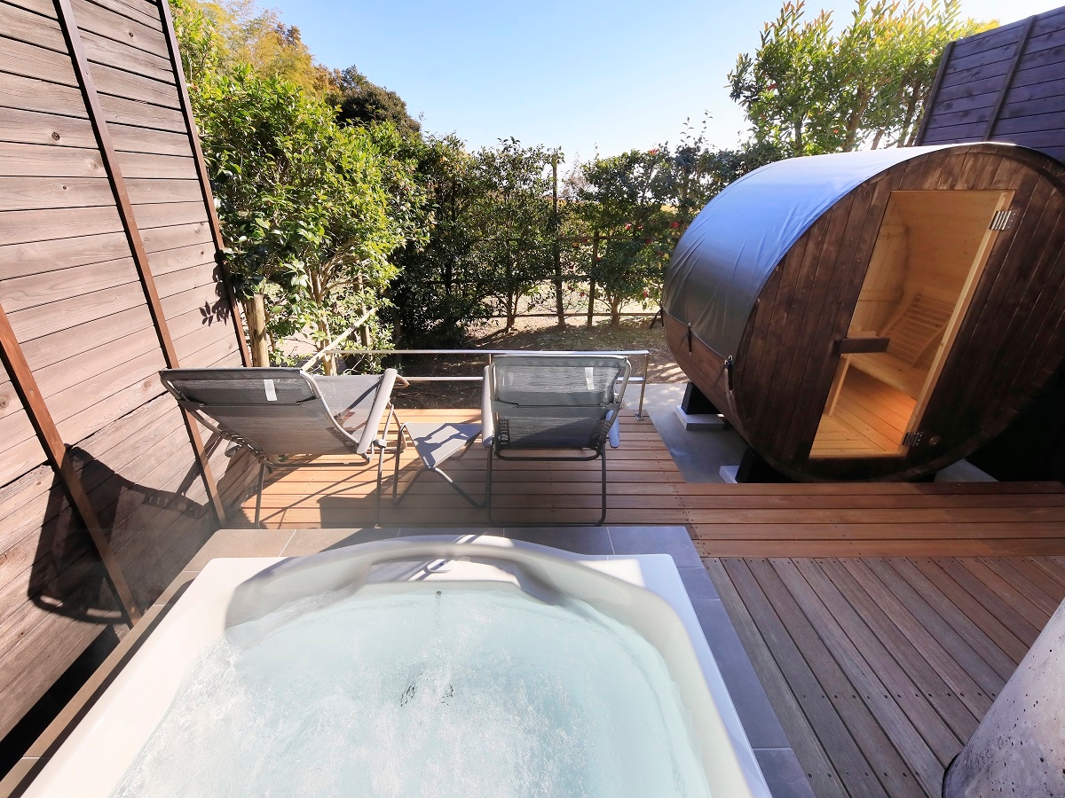 テラスにジャグジー+バレルサウナ