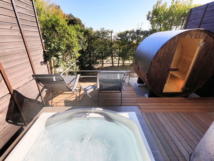 テラスにジャグジー+バレルサウナ
