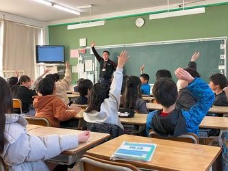 掃除の大切さを伝え、実践する―― 「清掃のプロ」が小学校で出前授業