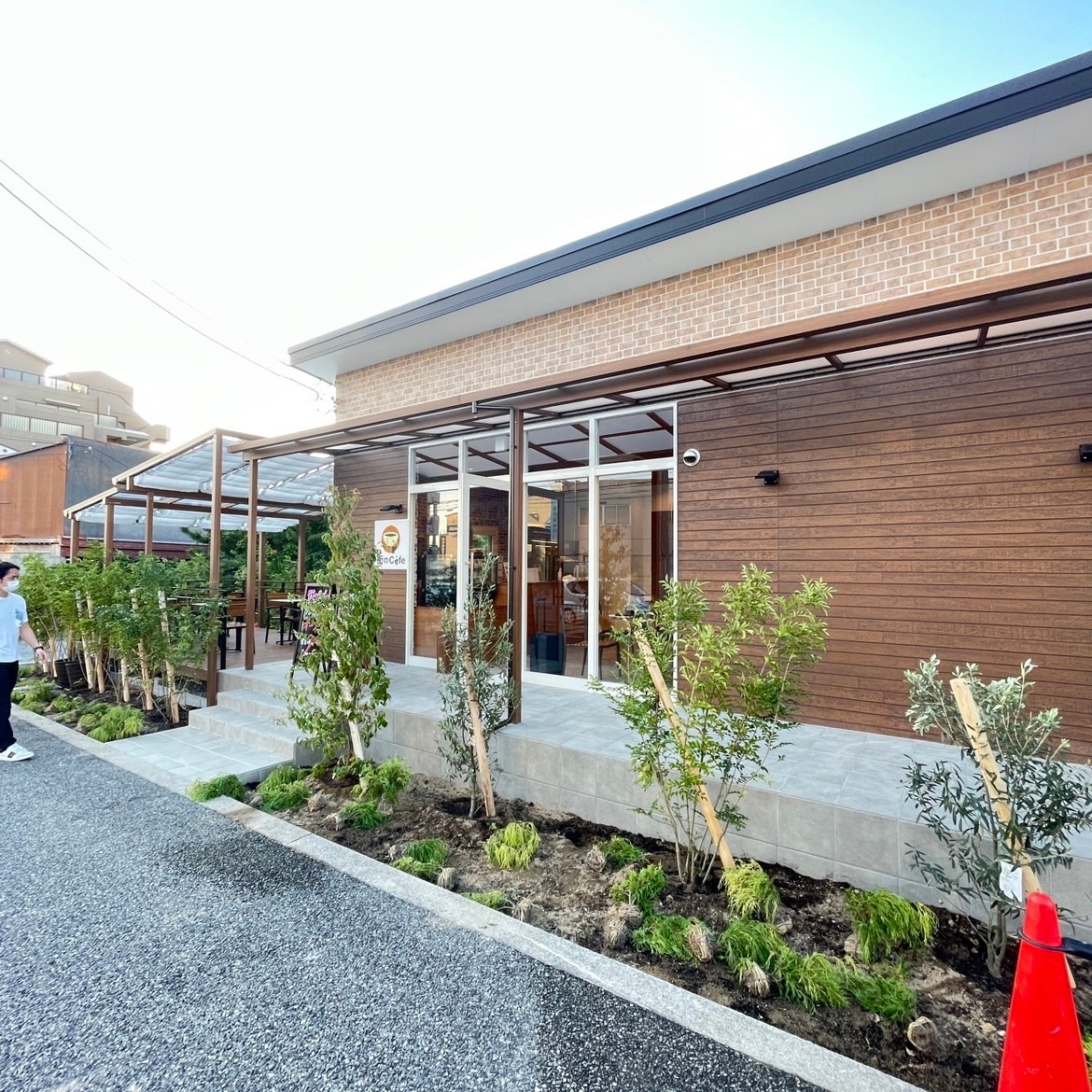 外観 街のカフェの様子