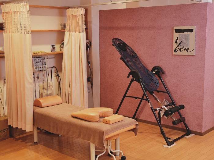 施術で使うベッド&機材。