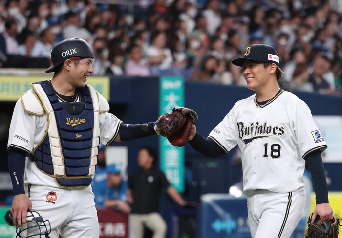 オリックス・若月健矢捕手(左)ー山本由伸投手(右)