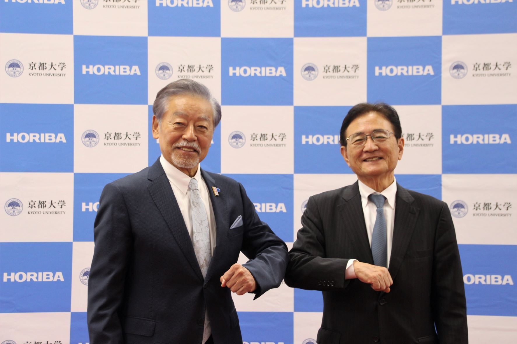 (左)堀場製作所 代表取締役会長兼グループCEO 堀場 厚 (右)京都大学 総長 湊 長博