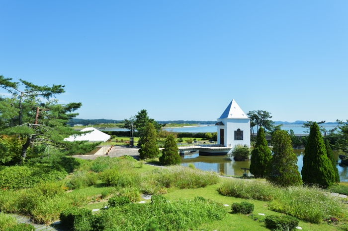 四季の移ろいを間近に感じ取れる水上庭園。ガラスのチャペルも藤田氏が監修。