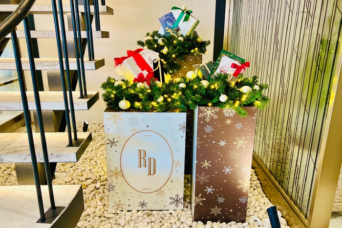 ジュエリー&バッグフロア:オリジナルボックスとオーナメント装飾