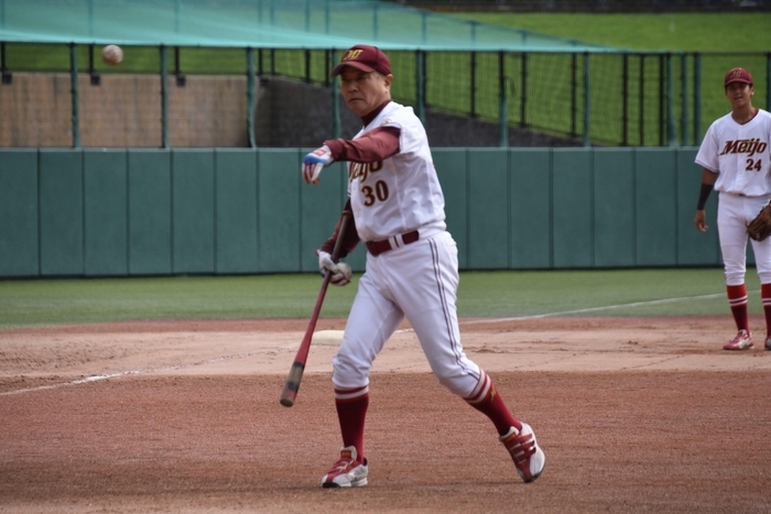 部員の要望で試合前のシートノックでバットを振った安江監督