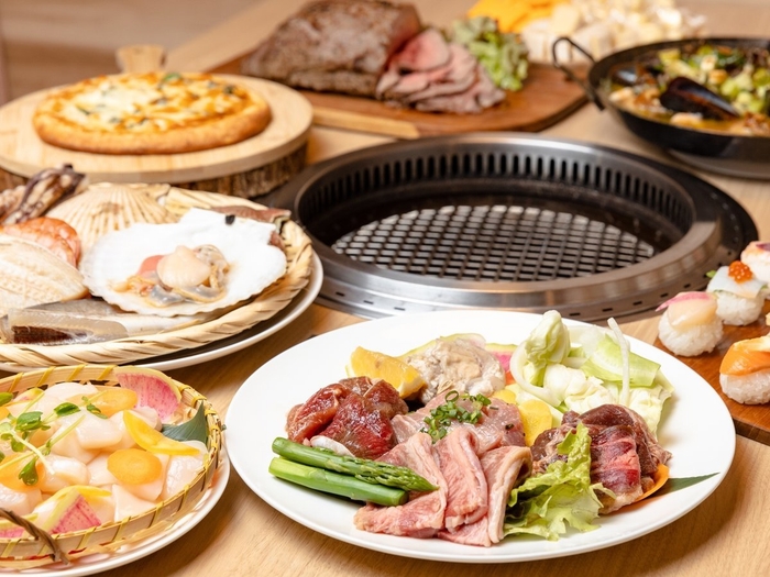 夕食:ディナービュッフェではテーブルのロースターで海鮮や焼肉を楽しむ事が出来ます