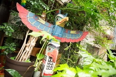 カラフルトーテムポールがお出迎え!