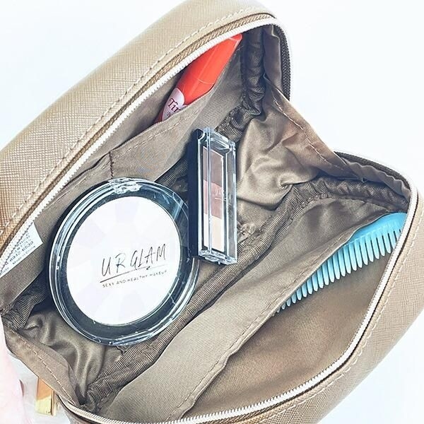 色や形が個性的なスヌーピーのポーチ