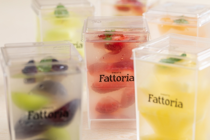 【フルーツ生ゼリー】夏限定商品。見てるだけで涼を感じる爽やかな生ゼリー。鮮度にこだわった、たっぷりのフルーツがクリアなゼリーに映える。