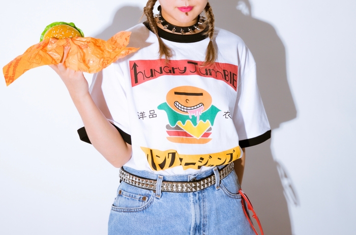 昭和レトロな“ホーロー看板”をイメージしたグラフィックデザインのリンガーTシャツ(4,400円 税込)