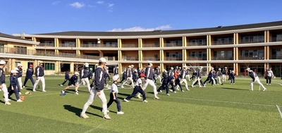 近畿大学附属高校野球部が附属幼稚園児と"野球あそび"を実施　高校生と幼稚園児の交流を通じて、野球の普及に貢献