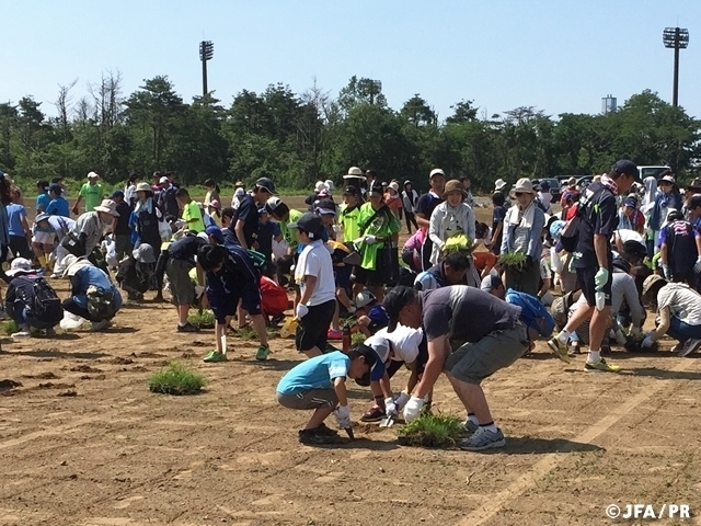 JFAグリーンプロジェクト 子供達によるポット苗植えの様子