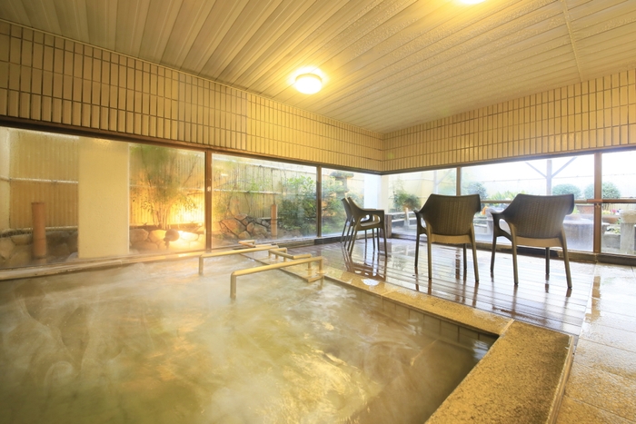 陽光たっぷりの開放的な<大浴場>