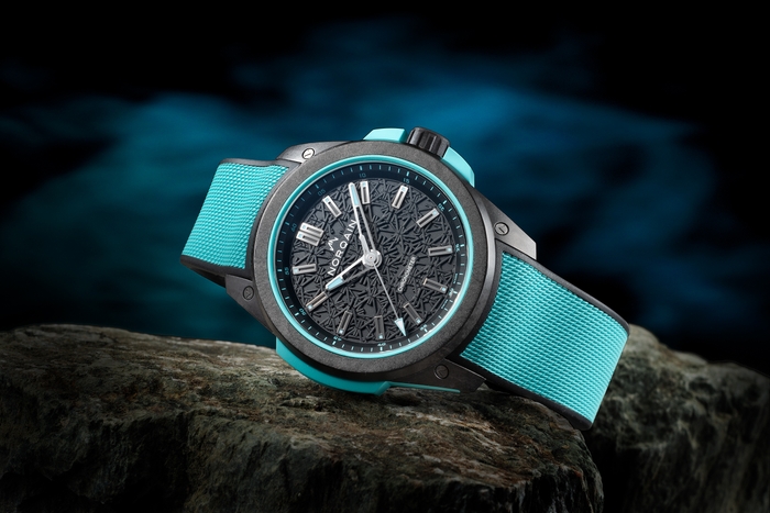 N3000.21Q16.G01.R01 ターコイズカラーのラバーストラップを装着