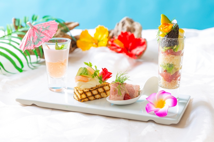 グアバスムージー、 海老とクリームチーズのクロスティーニ 牛もも肉のタリアータ　バジルバルサミコのアクセント、 鮪とクスクスのカクテル