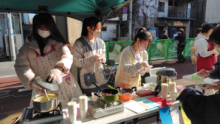 学院祭でドリンクコーナーを切り盛りする生徒たち