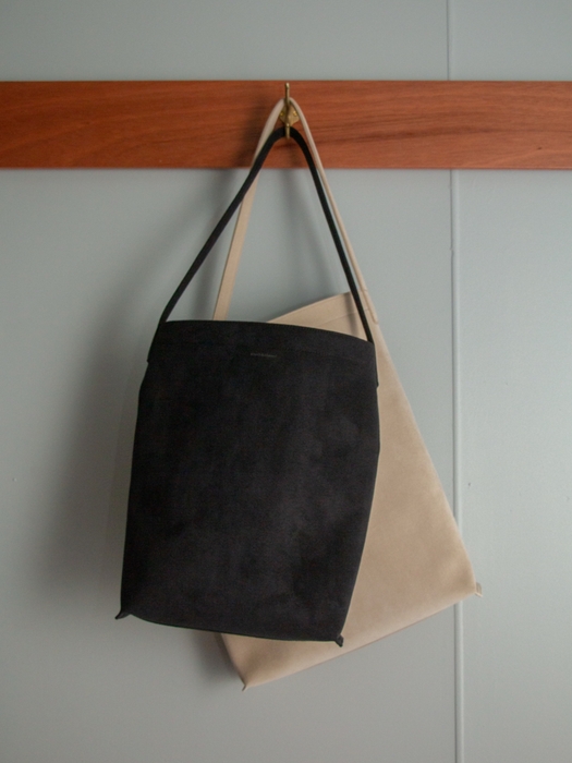 (前)Mサイズ ブラック (後)Lサイズ ベージュ