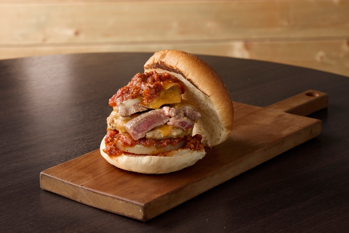 【富良野ぷちぷちバーガー】「ふらの和牛ステーキを載せたこぼれトマトチーズハンバーガー」