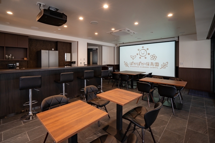 大型スクリーンもあるので利用の幅が広がります