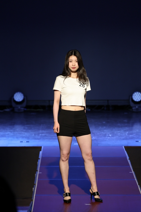 キュート女性部門賞 赤木 紀文(ことみ)さん ランウェイ