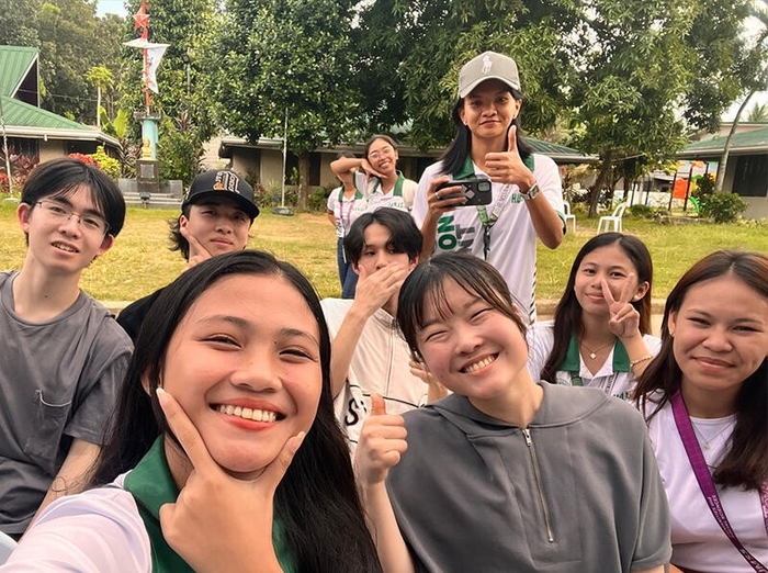 現地セブのインターンシップ生たちと。孤児院で一緒に働き、仲良くなりました。