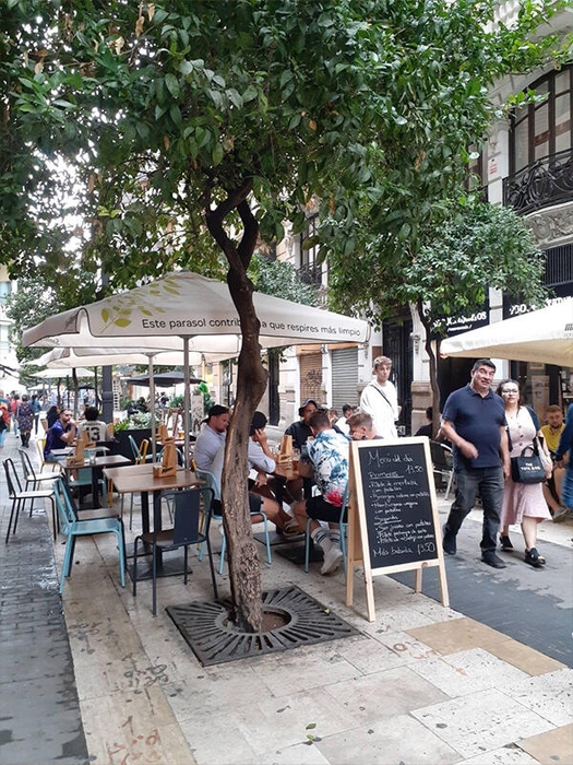 バレンシアでも街中のオープンカフェが賑わっていました