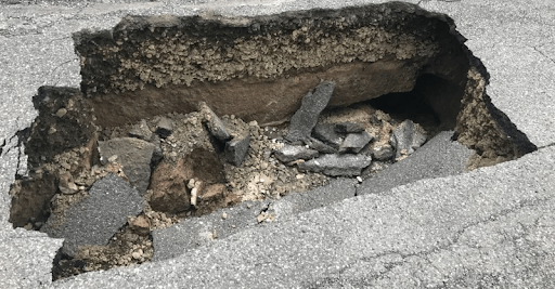 北海道胆振東部地震における路面の陥没の事例(横山撮影)