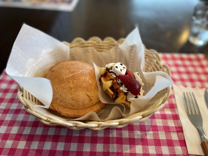 Wonder Bell Burger 房総(割る前の形)とフルドックいちごちょこ