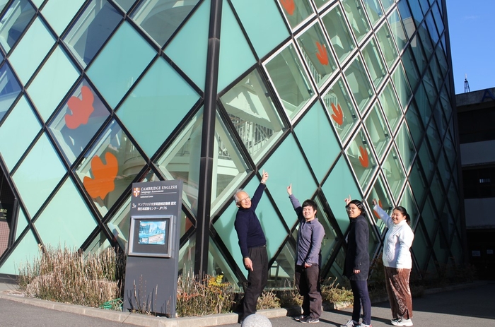 サウロロフス（左）とタルボサウルス（右）の足跡が完成