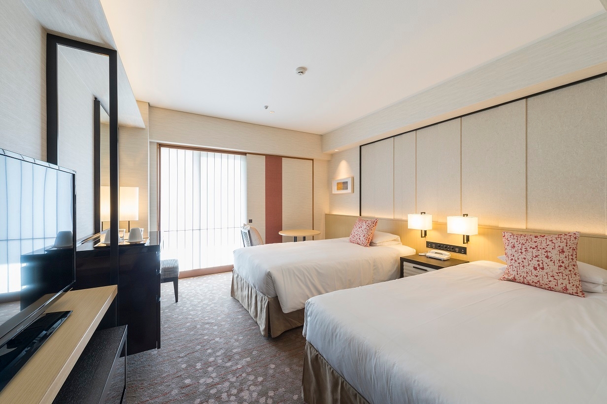 【プレミアムツインルーム(23.8平米)】「和の愉しみ」をコンセプトに、落ち着きのある和の設えとやわらかな光を取り入れた快適なプレミアム客室
