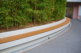 【納入事例レポート】あ、ここにも杉田エース！Vol.54築15年のマンション修繕工事。住民の憩いの場である中庭のベンチも老朽化していました。住民の皆様が選択したのは、合成木材のベンチでした。