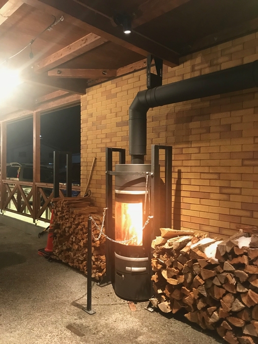 楽しい煉屋 入口前薪ストーブ