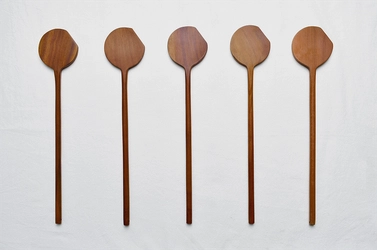 大人気「暮らし系」YouTuberが提案する、 暮らしを楽しくする道具たち。 新商品の木べら「kuki」が2021年11月4日21時発売。