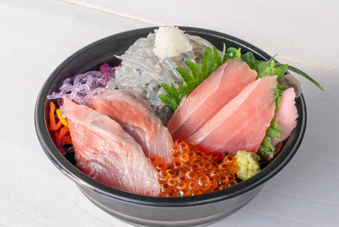 道の駅あわじ海鮮丼屋「えびす丸」の生しらす丼
