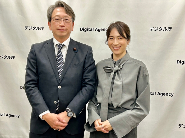 (左 平将明大臣 右 パーソナリティ笹川友里さん)