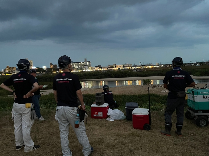 打ち揚げの最終チェックをする様子