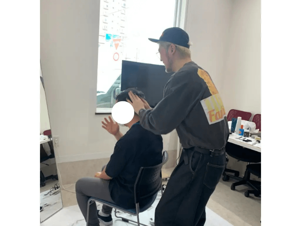 美容師の中島さんと対話しているご利用者様の様子