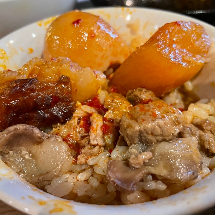 ルーローと牛すじのあいがけ