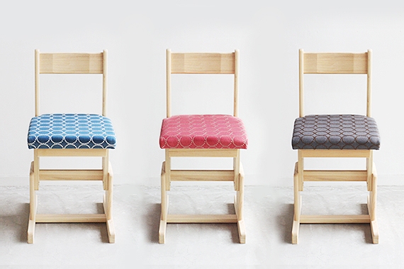 3色展開の「2本脚チェア fabric」