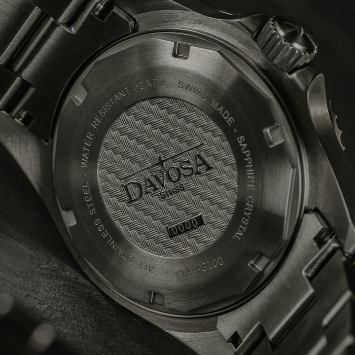裏蓋にはDAVOSAのロゴとシリアルナンバーが刻印