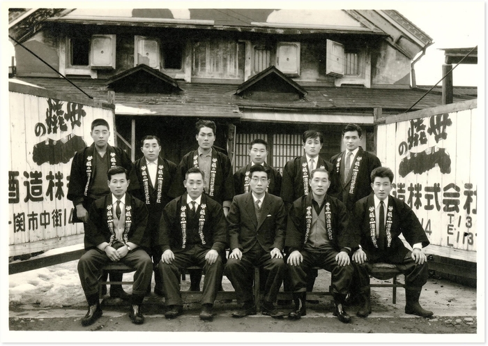 二代目の際に醸造していたスタッフ 中央が二代目 佐藤正